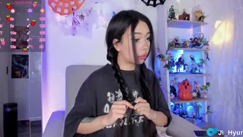 Snapshot of ji_hyun chatting on 10.23.25 Ji online show from 10.23.25