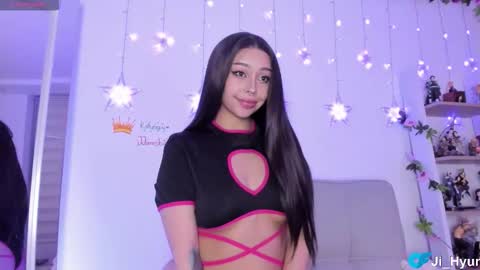 Snapshot of ji_hyun chatting on 11.26.25 Ji online show from 11.26.25