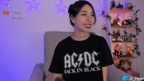 Snapshot of ji_hyun chatting on 11.27.25 Ji online show from 11.27.25