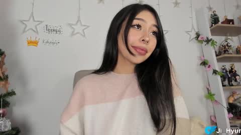 Snapshot of ji_hyun chatting on 12.20.25 Ji online show from 12.20.25