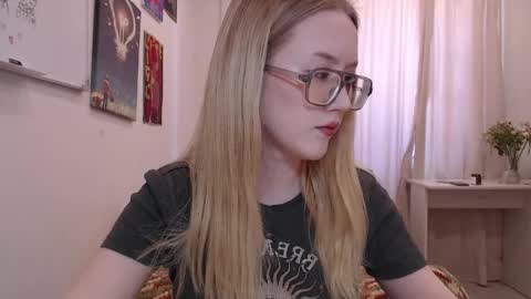 joan_kiss online show from 05.04.26