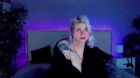 Snapshot of joannlowe chatting on 12.22.24 Joann online show from 12.22.24