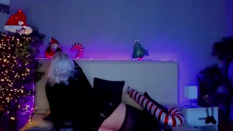 Snapshot of joannlowe chatting on 12.23.24 Joann online show from 12.23.24