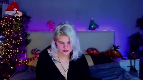 Snapshot of joannlowe chatting on 12.24.24 Joann online show from 12.24.24