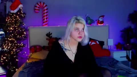 Snapshot of joannlowe chatting on 12.24.24 Joann online show from 12.24.24