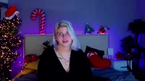 Snapshot of joannlowe chatting on 12.25.24 Joann online show from 12.25.24