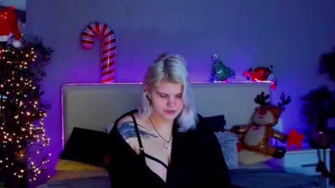 Snapshot of joannlowe chatting on 12.25.24 Joann online show from 12.25.24