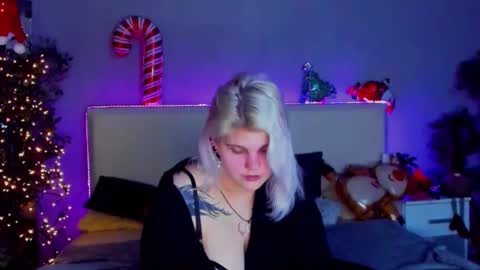 Snapshot of joannlowe chatting on 12.25.24 Joann online show from 12.25.24