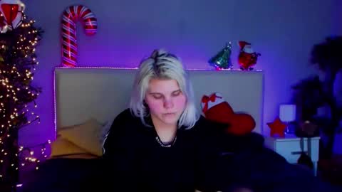 Snapshot of joannlowe chatting on 12.30.24 Joann online show from 12.30.24