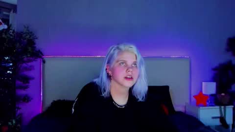 Snapshot of joannlowe chatting on 01.06.25 Joann online show from 01.06.25