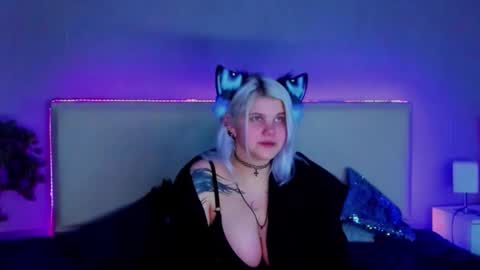 Snapshot of joannlowe chatting on 02.21.25 Joann online show from 02.21.25