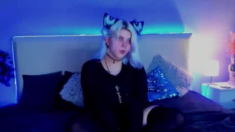 Snapshot of joannlowe chatting on 03.12.25 Joann online show from 03.12.25