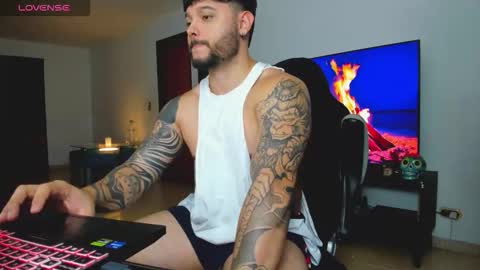 Snapshot of johatsu chatting on 10.28.25 King - online show from 10.28.25