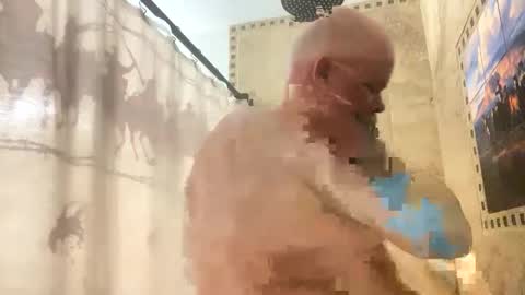 Snapshot of john40a chatting on 09.19.25 John online show from 09.19.25