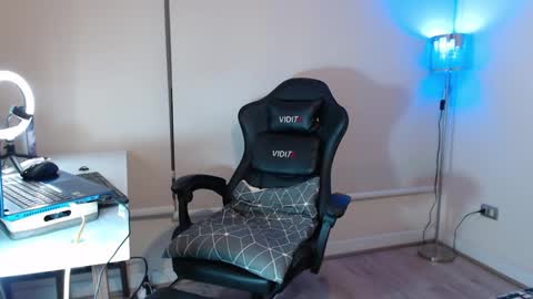 Snapshot of johnklleyn chatting on 12.10.24 john online show from 12.10.24