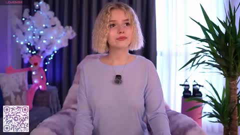 Snapshot of joice_queen chatting on 12.14.25 Paula online show from 12.14.25