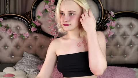 Snapshot of jonnienita chatting on 03.31.26 Alice online show from 03.31.26