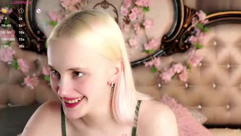 Snapshot of jonnienita chatting on 04.08.26 Alice online show from 04.08.26