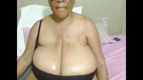 Snapshot of joycemando chatting on 02.09.26 DairyQueen online show from 02.09.26