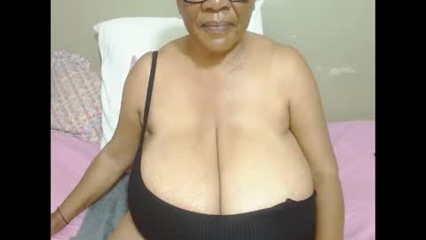 Snapshot of joycemando chatting on 02.12.26 DairyQueen online show from 02.12.26