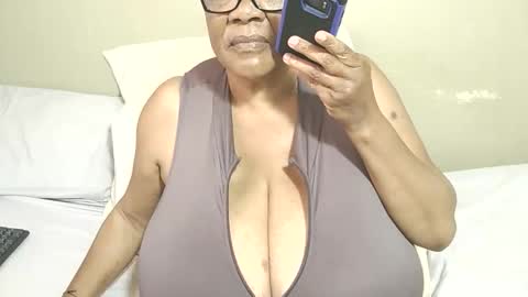 Snapshot of joycemando chatting on 02.26.26 DairyQueen online show from 02.26.26