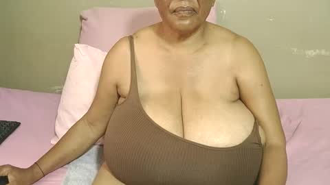 Snapshot of joycemando chatting on 03.12.26 DairyQueen online show from 03.12.26