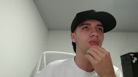 Snapshot of juanboytw chatting on 02.15.25 juanboytw online show from 02.15.25