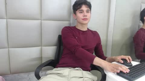 Snapshot of juangomm chatting on 12.21.25 JuanGomm online show from 12.21.25