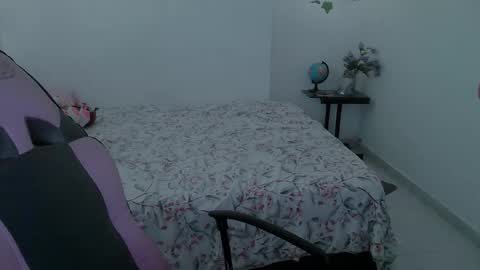 Snapshot of juicy_elenxx chatting on 10.05.25 EleN online show from 10.05.25