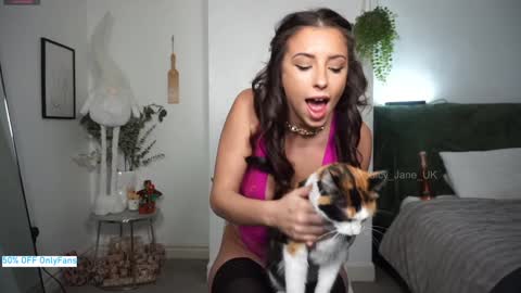 Snapshot of juicy_jane_uk chatting on 11.19.25 online show from 11.19.25