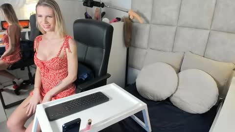 Snapshot of juicy_pussie chatting on 03.06.26 Tatjana online show from 03.06.26