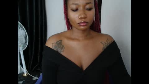 Snapshot of juicyxpink chatting on 11.03.25 juicyxpink online show from 11.03.25