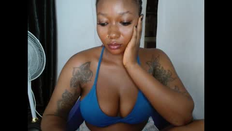 Snapshot of juicyxpink chatting on 11.10.25 juicyxpink online show from 11.10.25