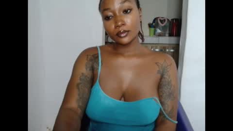 Snapshot of juicyxpink chatting on 11.20.25 juicyxpink online show from 11.20.25