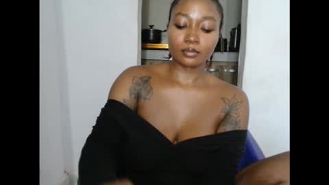 Snapshot of juicyxpink chatting on 11.28.25 juicyxpink online show from 11.28.25