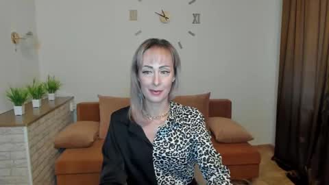 julia__cherry_ online show from 12.10.24