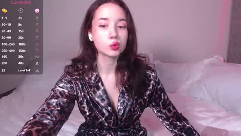 Snapshot of julia_ether chatting on 11.11.25 Julia online show from 11.11.25