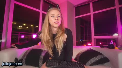 Julia Jane online show from 12.04.24