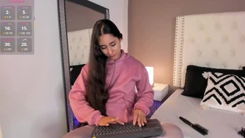 Snapshot of julia_martinezz_ chatting on 06.08.26 J U L IA M A R T I N E Z online show from 06.08.26