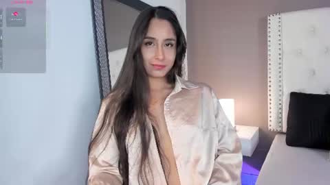 Snapshot of julia_martinezz_ chatting on 06.17.26 J U L IA M A R T I N E Z online show from 06.17.26