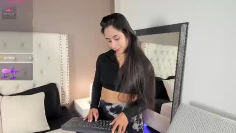 J U L IA   M A R T I N E Z online show from 08.03.26