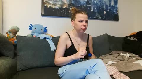 Snapshot of julia_official chatting on 02.12.25 julia_official online show from 02.12.25