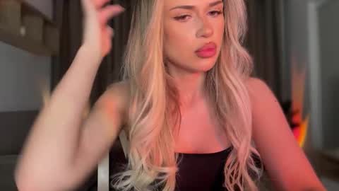 Julia R Le online show from 11.17.25