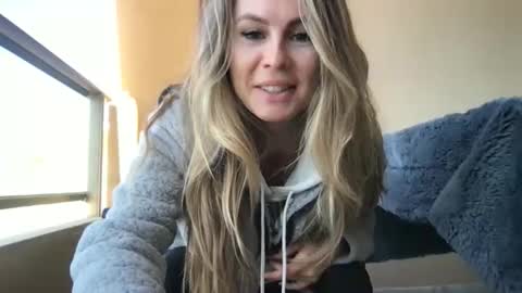 julialemilf online show from 04.18.26