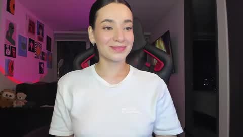 Snapshot of julidavila chatting on 05.17.26 Jeimy Help me to reach 100 thumbs up online show from 05.17.26