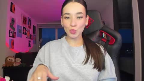 Snapshot of julidavila chatting on 05.17.26 Jeimy Help me to reach 100 thumbs up online show from 05.17.26