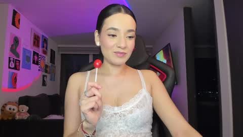 Snapshot of julidavila chatting on 06.04.26 Jeimy Help me to reach 100 thumbs up online show from 06.04.26