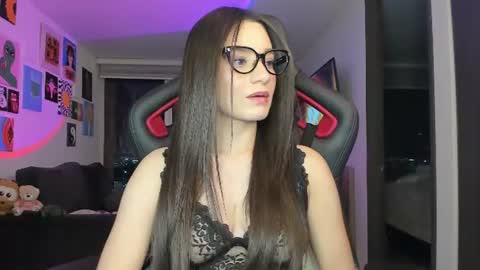Snapshot of julidavila chatting on 06.11.26 Jeimy Help me to reach 100 thumbs up online show from 06.11.26