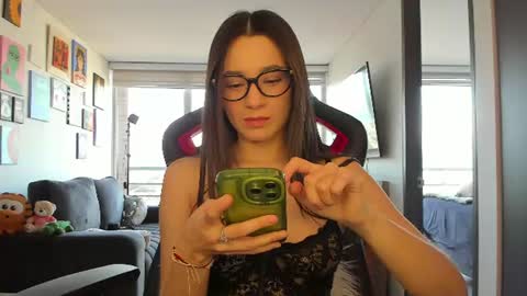Snapshot of julidavila chatting on 06.25.26 Jeimy Help me to reach 100 thumbs up online show from 06.25.26