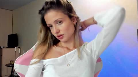 Snapshot of julie_flores chatting on 09.26.25 Julie online show from 09.26.25